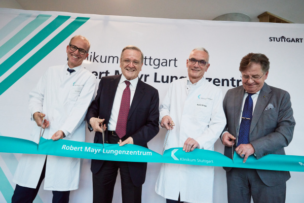 Das Band wird zur Eröffnung durchschnitten.