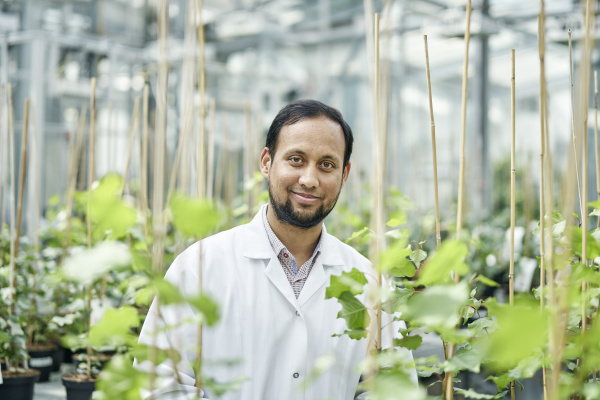 Jun.-Prof. Dr. Chhana Ullahin a lab