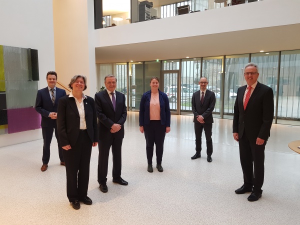 f.l.: Managing Director Alexander Burghartswieser, Rector Prof. Dr. Kerstin Krieglstein, Founder Robert Mayr, Julia Wandt, member of the rectorate (Science Communication and Strategy), Board Member Michael von Winning, Chairman of the Board of Trustees Andreas Hesky