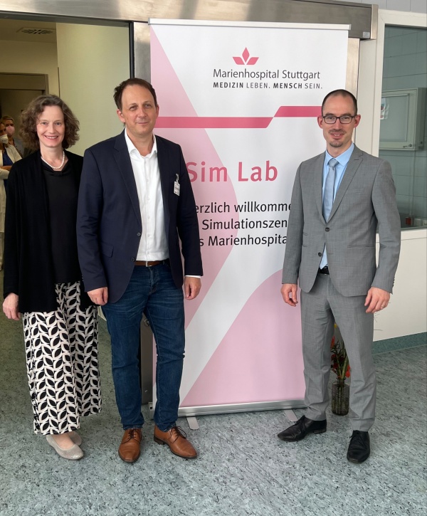 From left to right: Dr. Christine Baatz, Head of the Education Center, Jürgen Gerstetter, Director of Nursing and Patient Management, and Michael von Winning, Member of the Board of Directors of the Eva Mayr-Stihl Foundation.