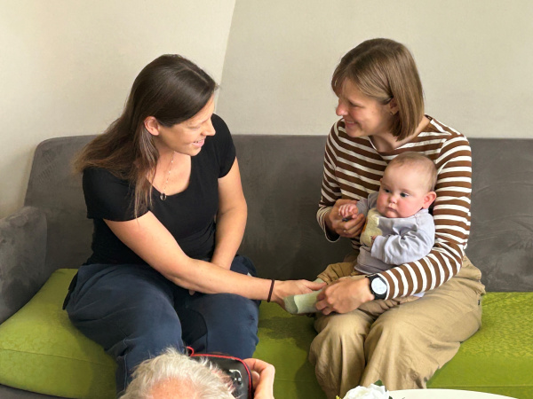 The mother of the recipient child and the donor get to know each other. 