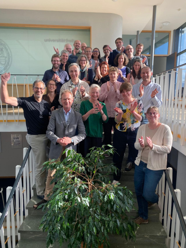 Ein Teil des Teams der Exzellenzcluster-Gewinner als Gruppenbild.