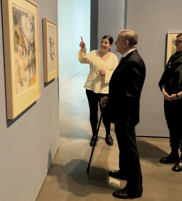 Emese Baumann führte durch die Ausstellung (auch im Bild: Stifter Robert Mayr)