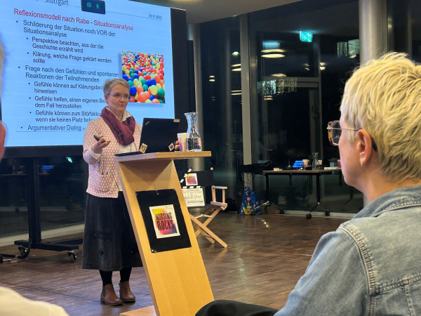 Prof. Dr. Ulrike Schleinschok von der DHBW Stuttgart hält einen Vortrag zu Ethik in der Pflege