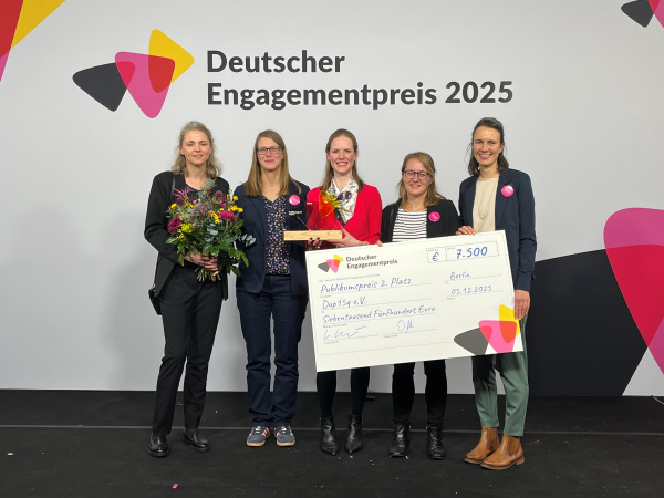 Die Mütter des Selbsthilfevereins auf der Bühne in Berlin.