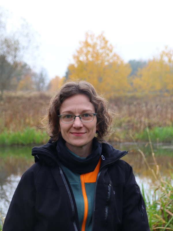 Portrait der neuen Stiftungsprofessorin vor Teich