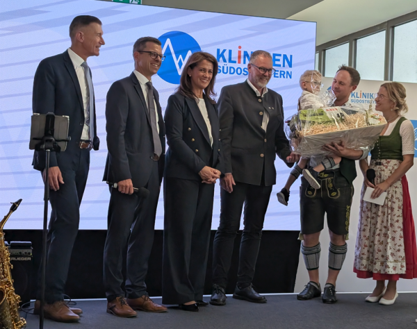 Gruppenbild mit Kind auf der Bühne