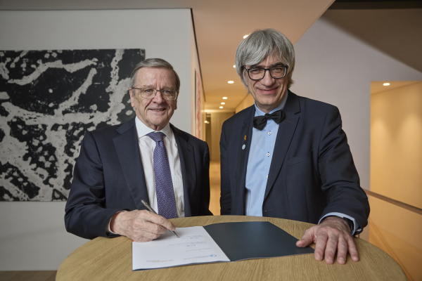 Robert Mayr, founder and Chairman of the Board of the Eva Mayr-Stihl Foundation, and the President of the University of Göttingen, Prof. Dr. Metin Tolan, sign the contract.