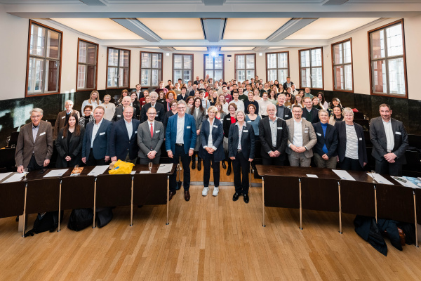 Gruppenbild mit Förderern und Stipendiaten