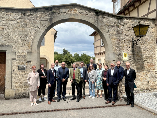 Gruppenbild unter dem Torbogen