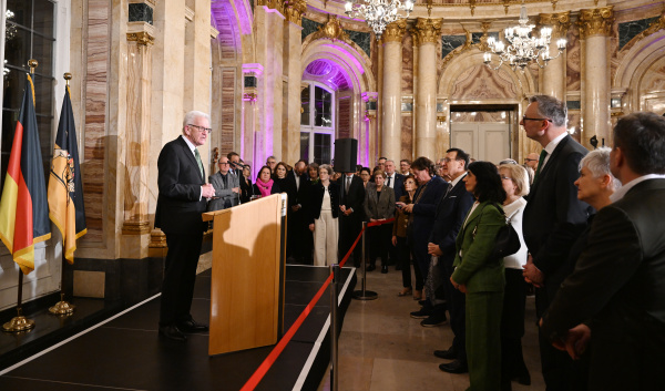 Ministerpräsident Kretschmann bei der Begrüßung im Neuen Schloss