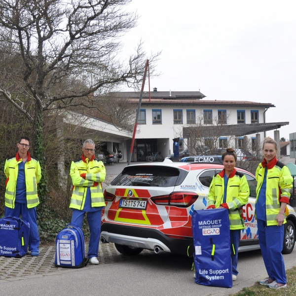 The emergency team at Klinikum Traunstein with the new emergency vehicle.