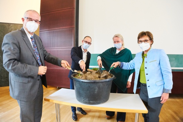 The symbolic groundbreaking ceremony took place in the lecture hall. 