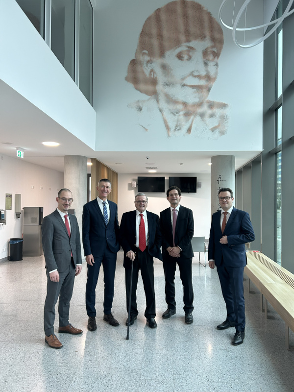 Gruppenbild im Stuttgart Cancer Center unter dem Portrait der Stifterin
