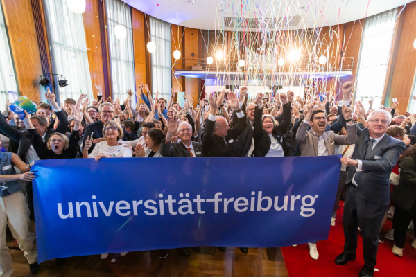 Feiernde Menschen an der Uni Freiburg