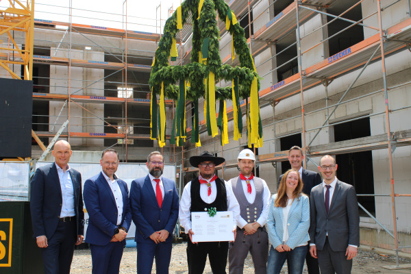 Gruppenbild unter der Richtkrone