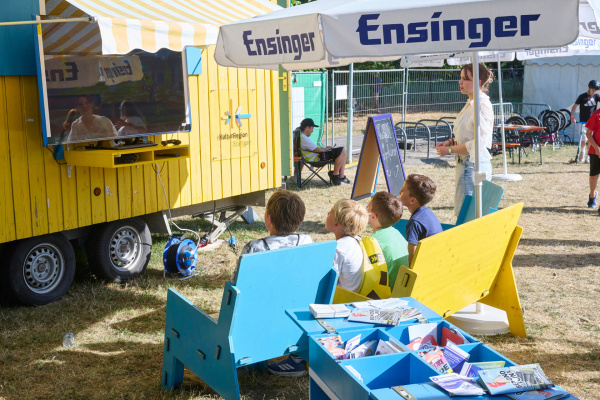 Verpflegungswagen mit Liegestühlen