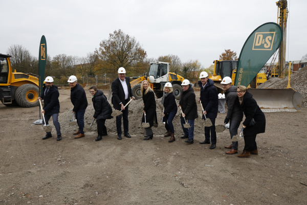 Die Gruppe beim Spatenstich