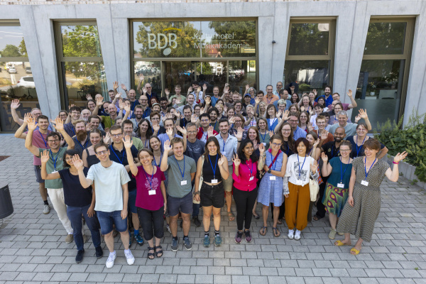 Die große Gruppe mit etwa 80 Personen vor einem Gebäude.