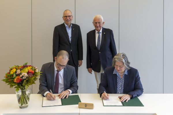 Die Vertragsunterzeichnung an der Universität Freiburg