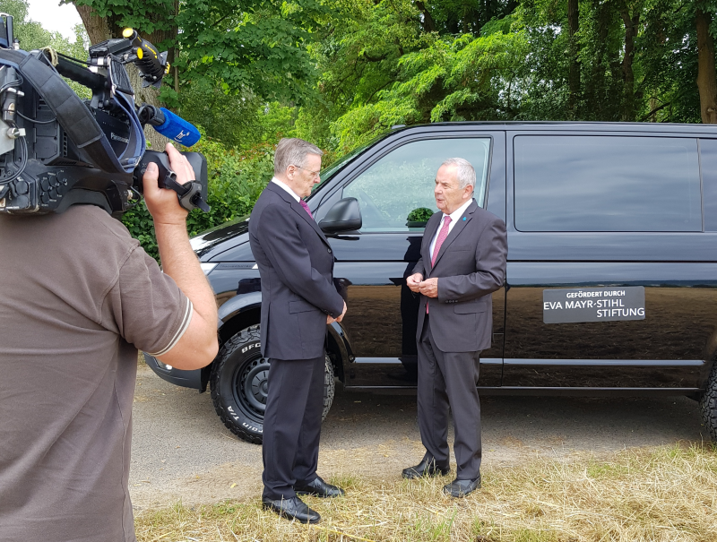 Robert Mayr trifft Wolfgang Schneiderhan (General a. D. der Bundeswehr), den Präsidenten des Volksbunds.