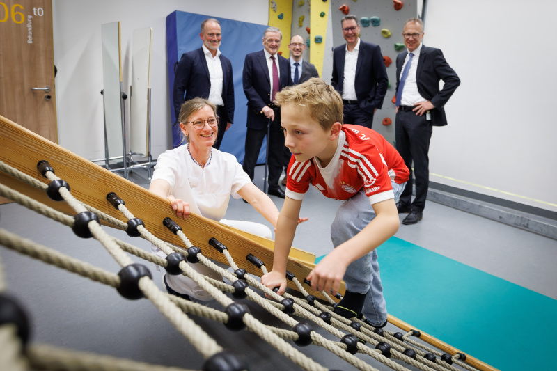 Junge klettert an Sprossenwand
