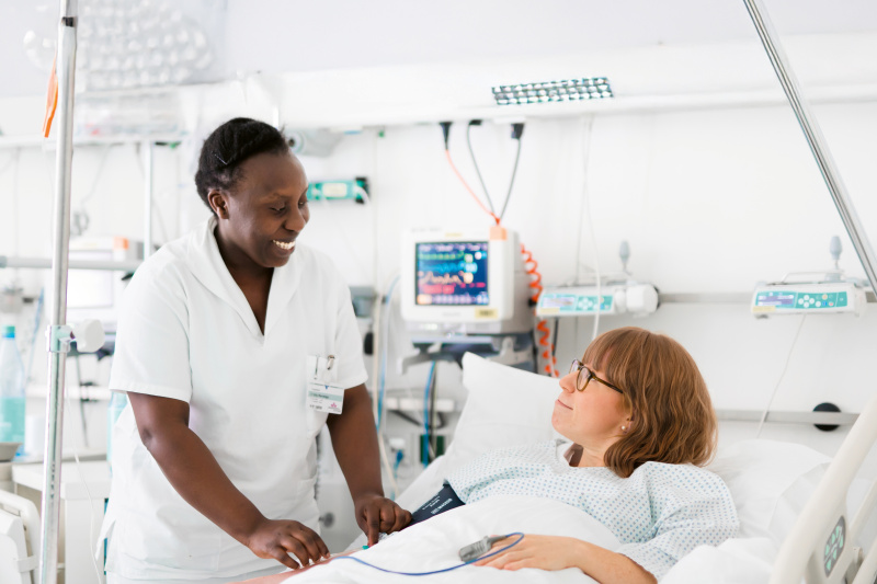 Pflegeschülerin mit Patientin