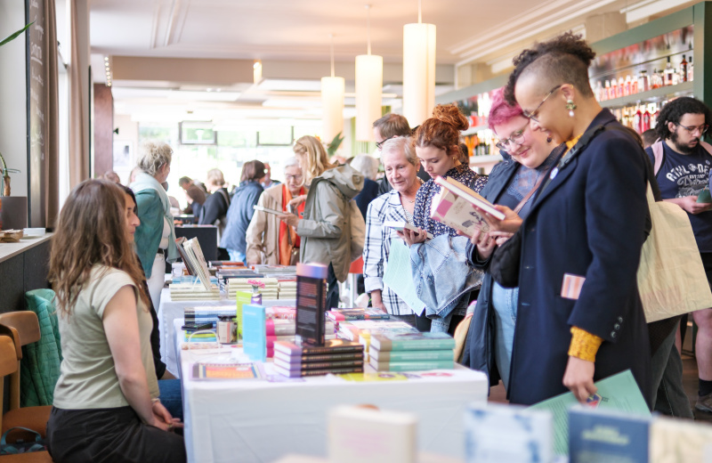 Menschen bei einer Buchmesse