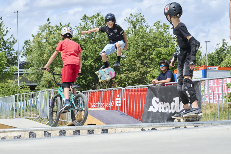 Jugendliche machen Tricks auf BMX-Rädern.