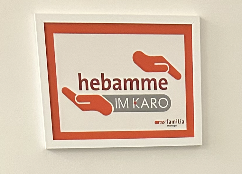 Hinweisschild mit der Aufschrift "Hebamme im KARO"