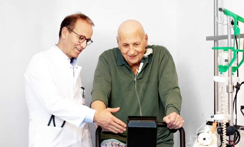 Prof. Illerhaus mit einem Patienten