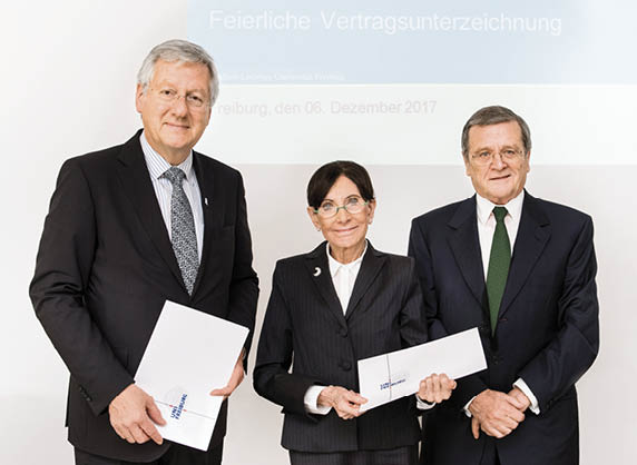 Universitäten, Hochschulen, Vertragsunterzeichnung der Eva Mayr-Stihl Stiftung zur Förderung der Forschung am Institut für Nachhaltige Technische System  Stifterin Eva Mayr-Stihl, Rektor Hans-Jochen Schiewer und Stifter Robert Mayr (l-r)